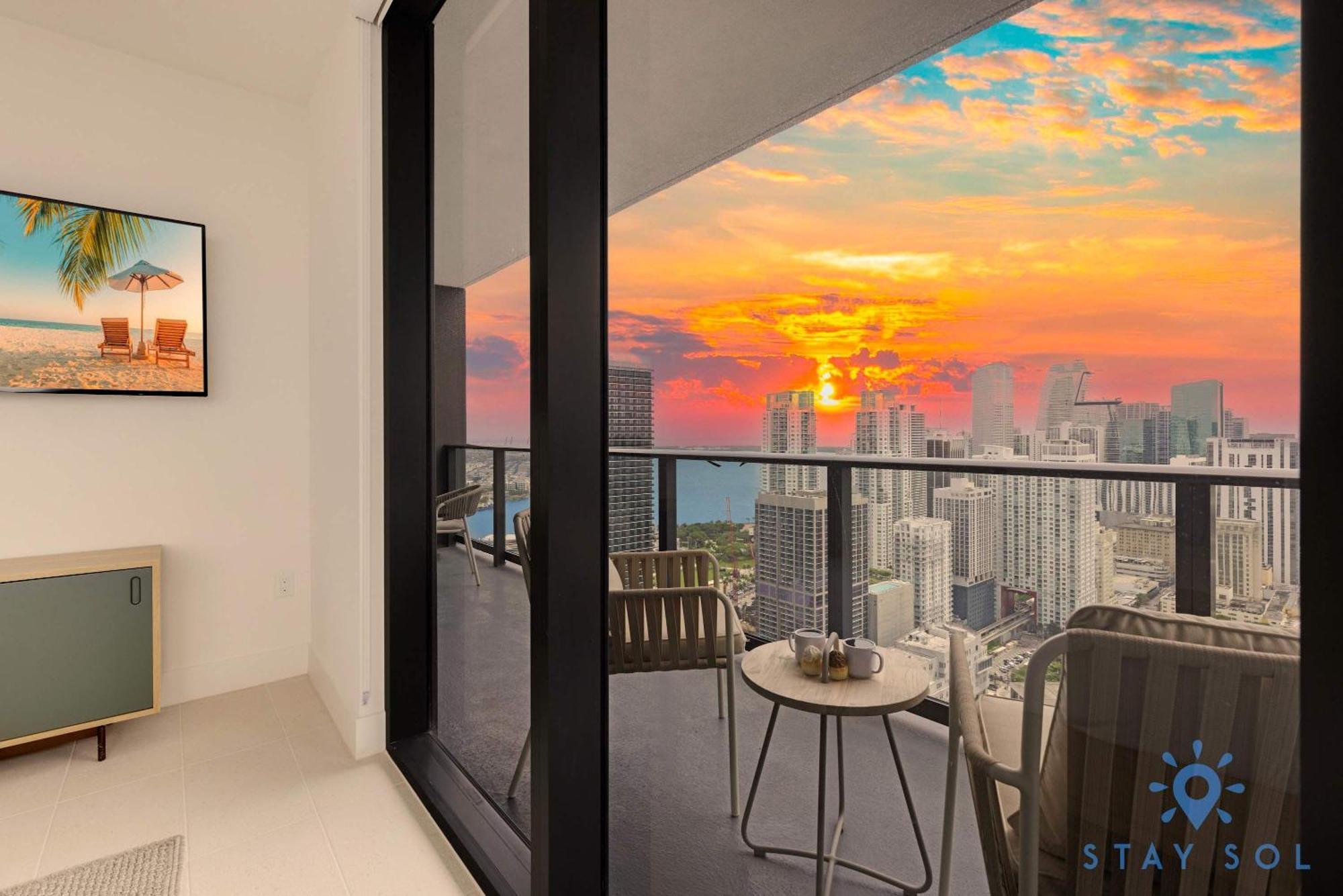 Luxury 2 Bedrooms Balcony Pool & Gym Miami