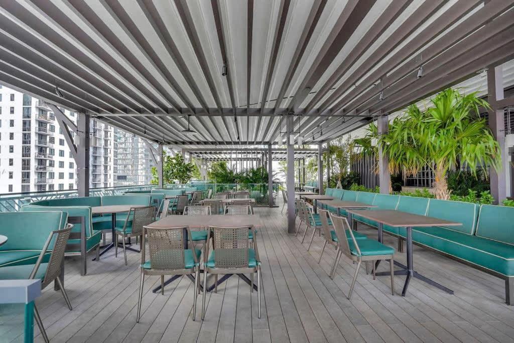 Luxury 2 Bedrooms Balcony Pool & Gym * Miami