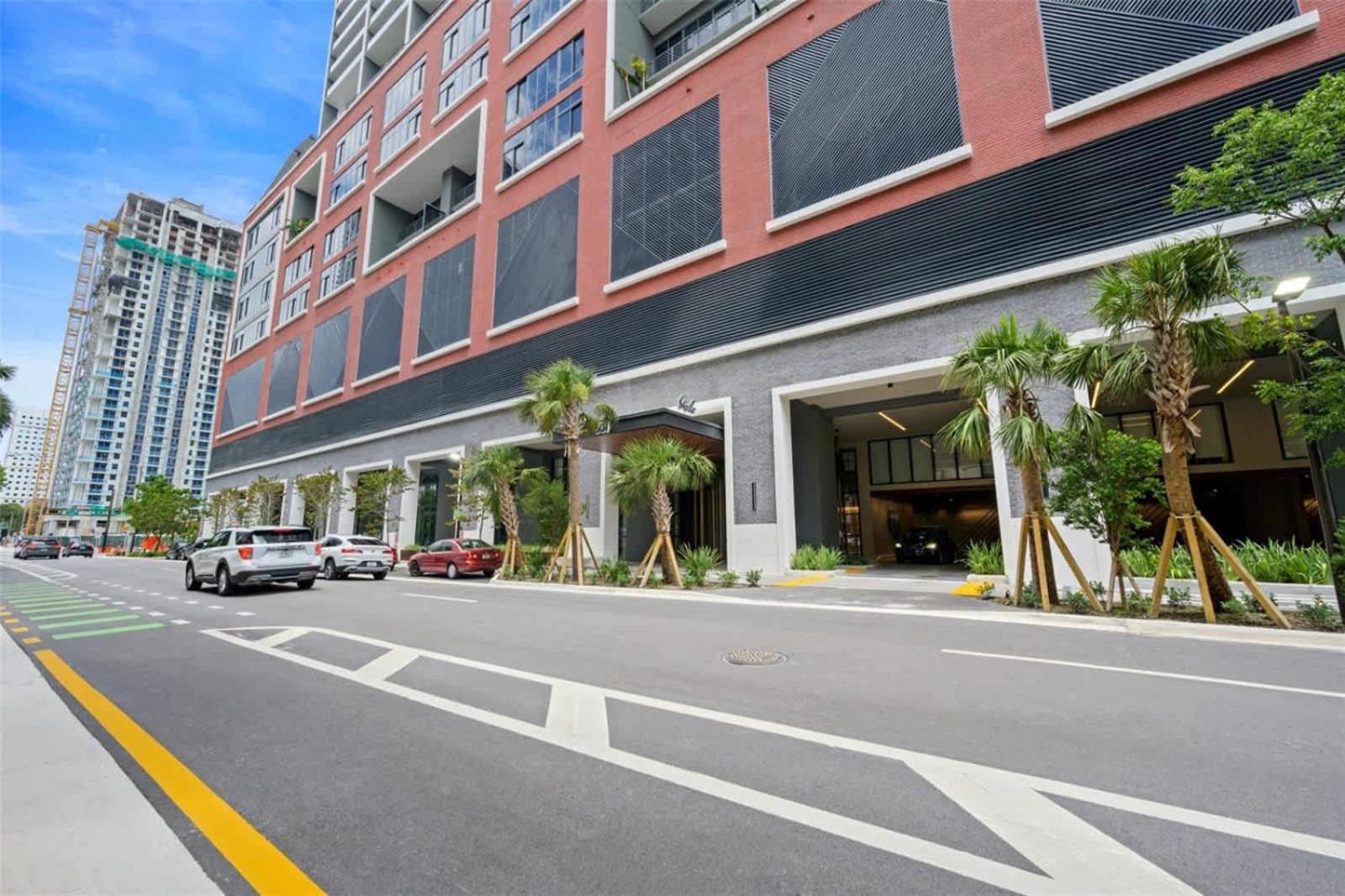 Luxury 2 Bedrooms Balcony Pool & Gym Apartment Miami
