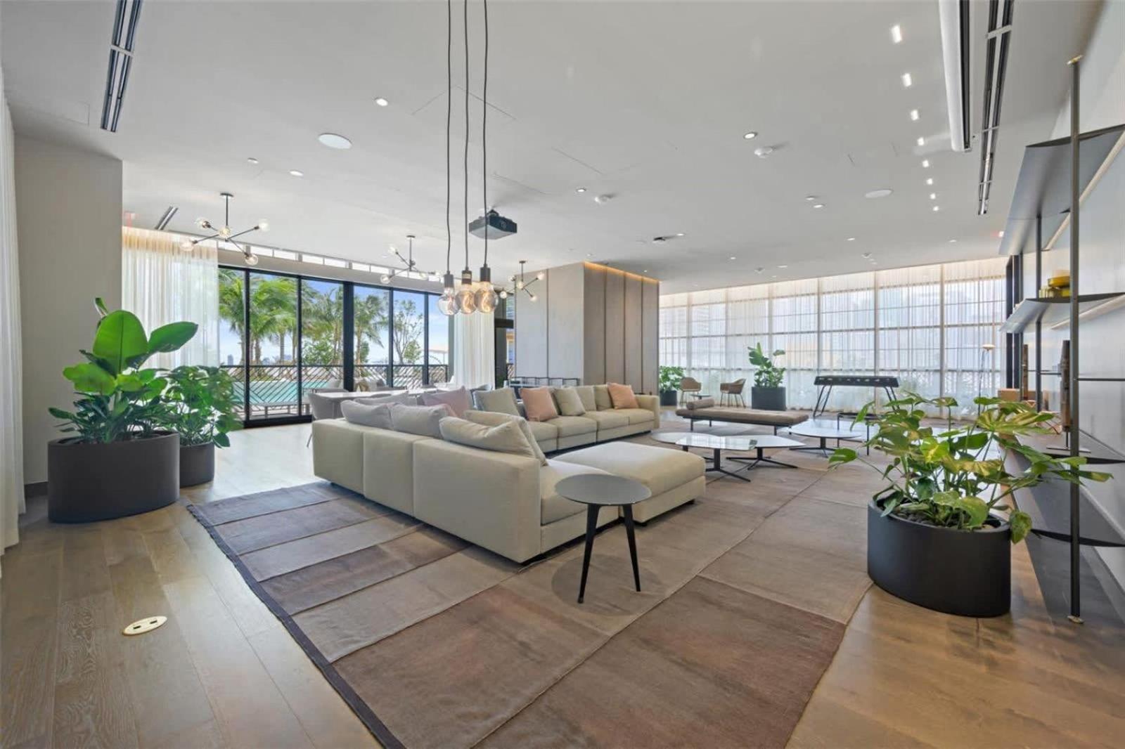Luxury 2 Bedrooms Balcony Pool & Gym Apartment *
