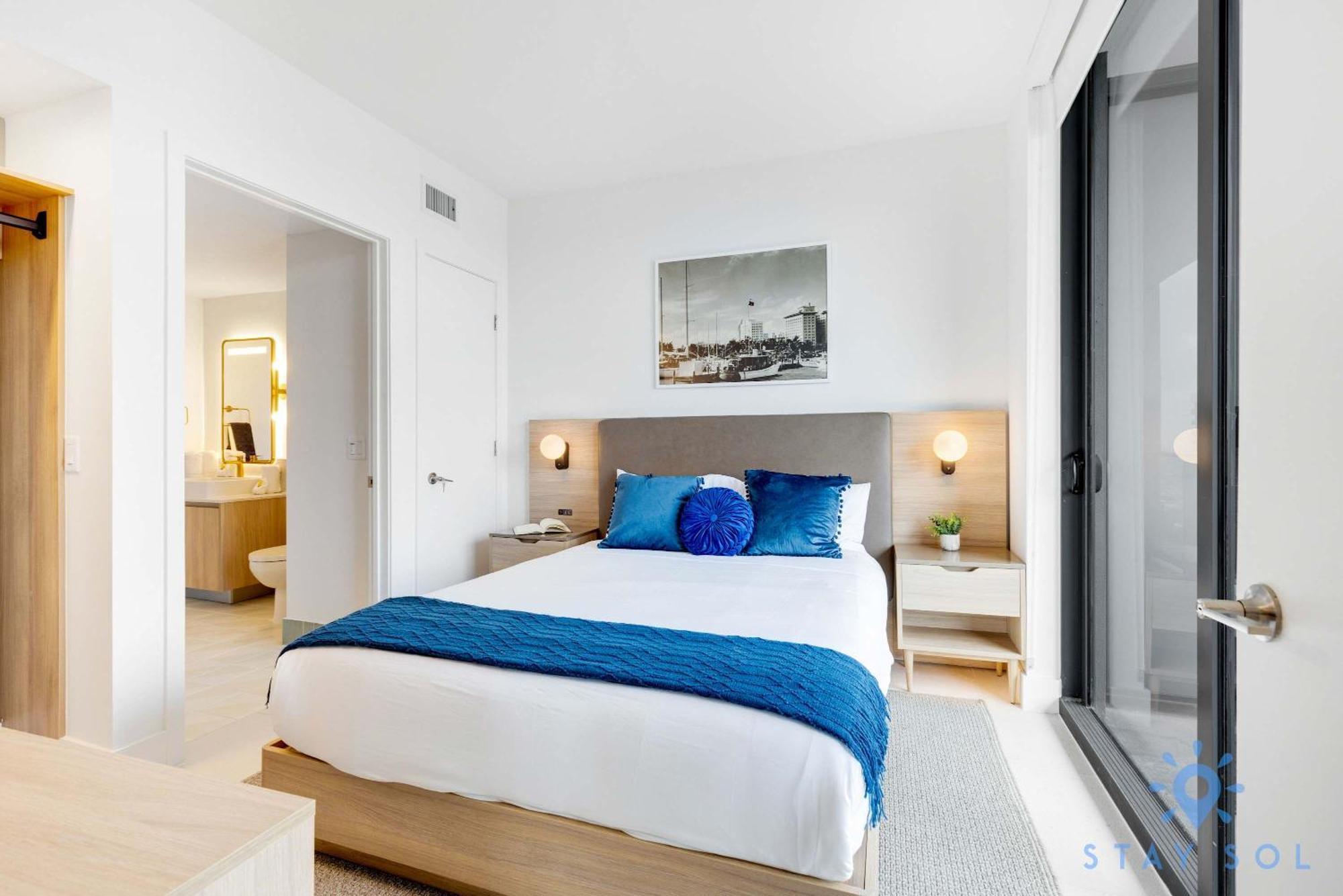 Luxury 2 Bedrooms Balcony Pool & Gym Apartment
