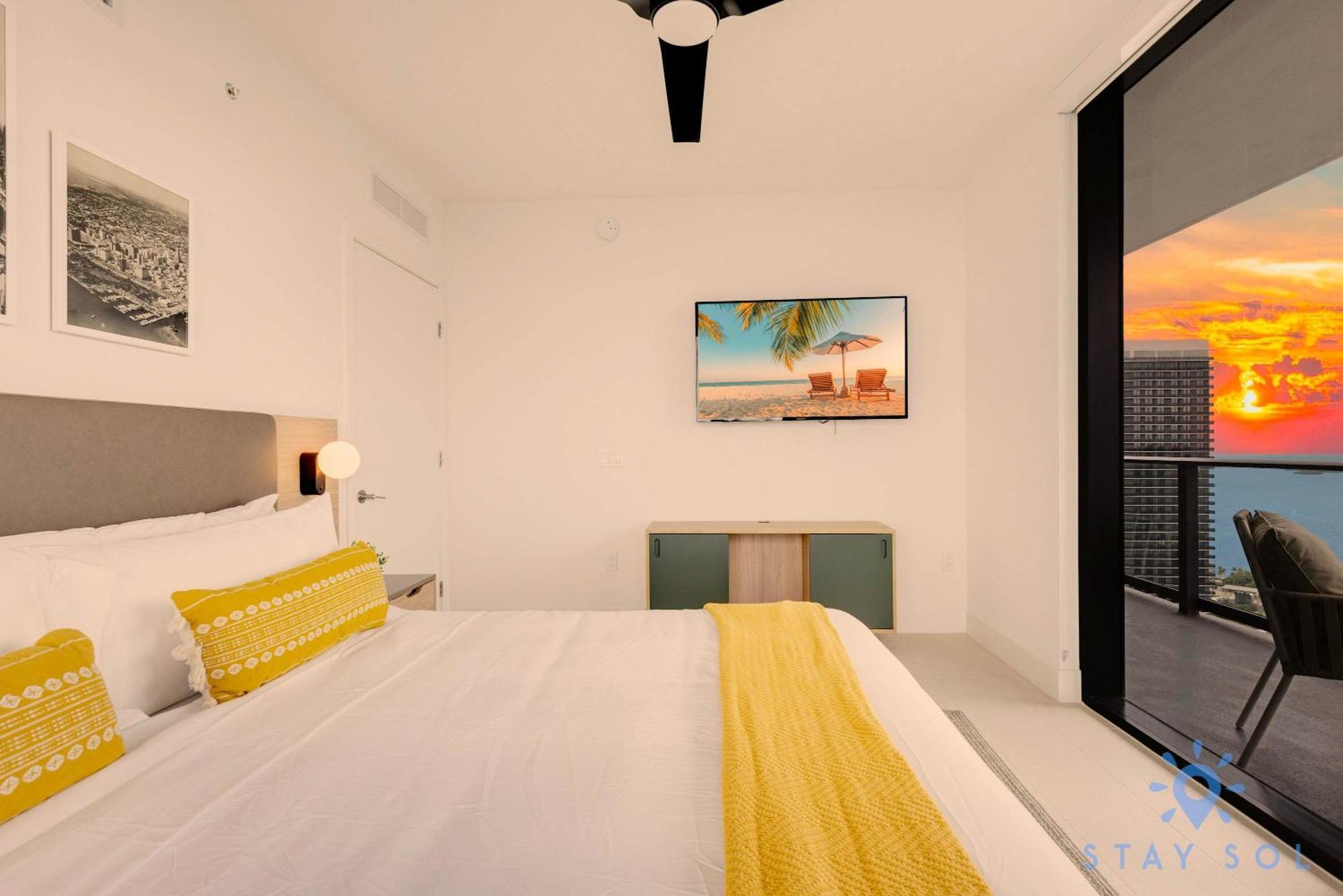 Luxury 2 Bedrooms Balcony Pool & Gym Apartment Miami