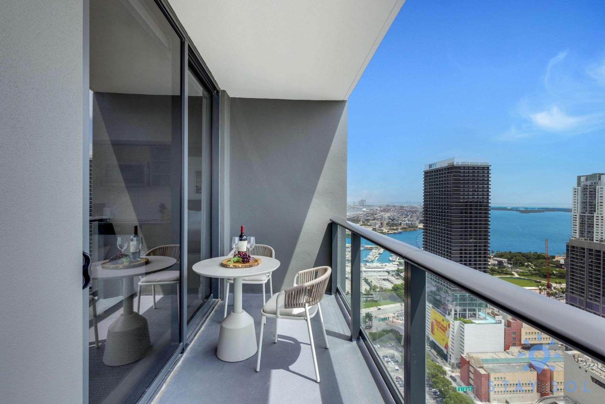 Luxury 2 Bedrooms Balcony Pool & Gym Apartment Miami