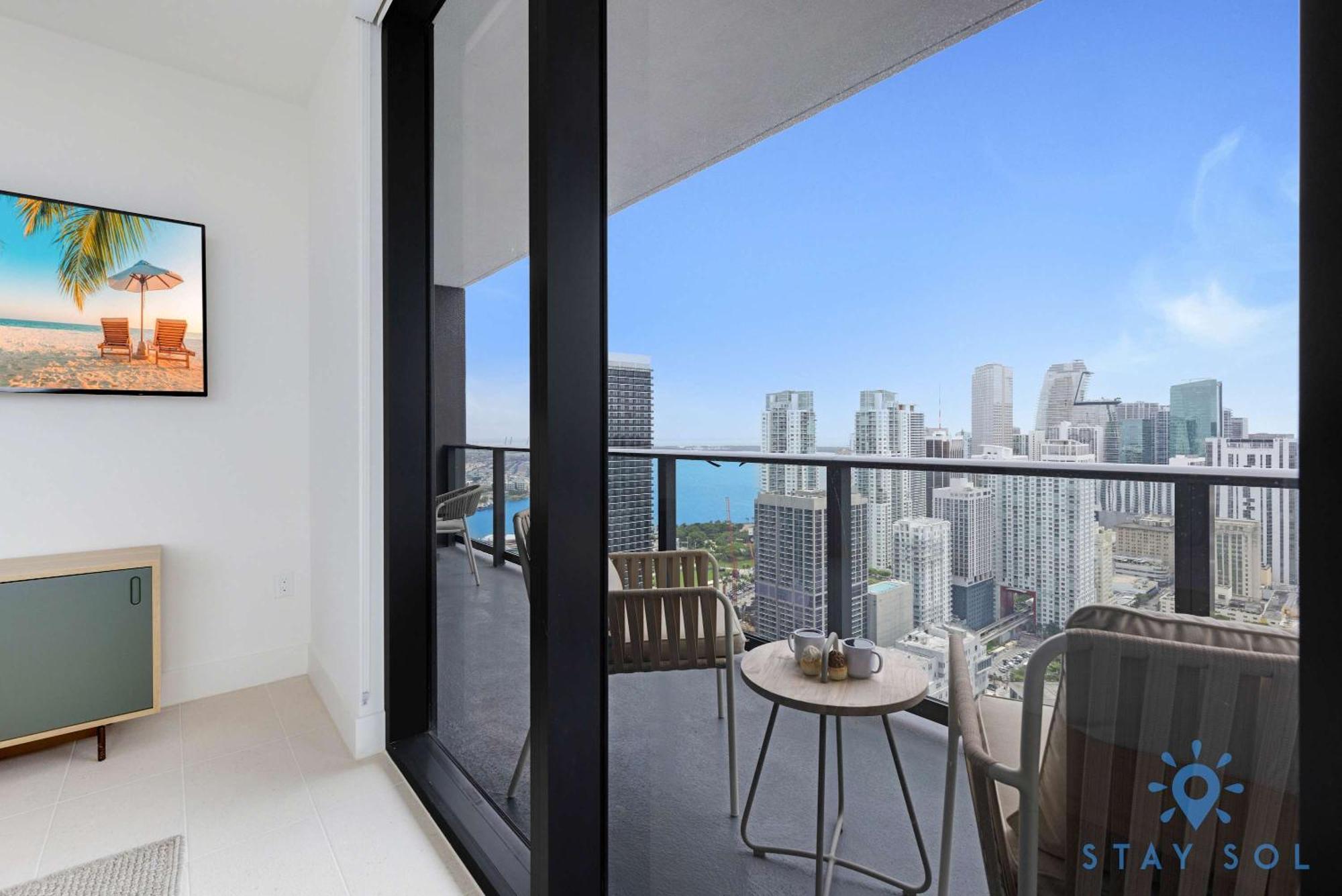 Luxury 2 Bedrooms Balcony Pool & Gym Apartment *
